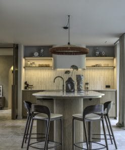 Gebruik de travertin tegels tegen de achterwand van de keuken