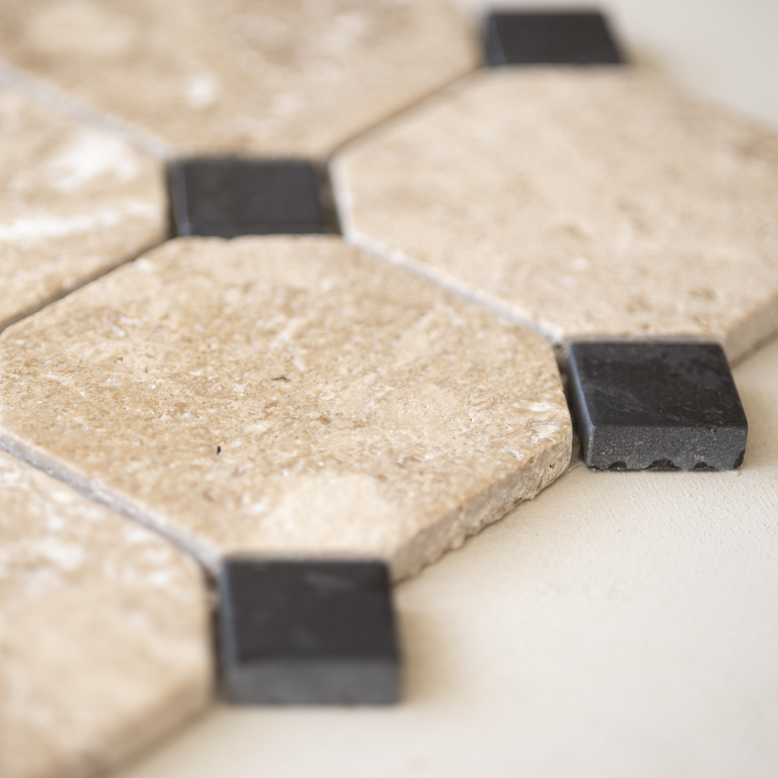 Cleo yellow travertin / black marble - Afbeelding 4
